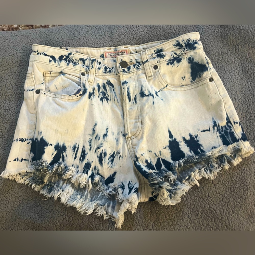 Woman’s GUESS Bleach Dyed Cut Off 🌵27